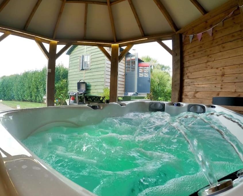 Romantic Retreat - Luxury Shepherds Hut + Hot Tub! Camborne Ngoại thất bức ảnh