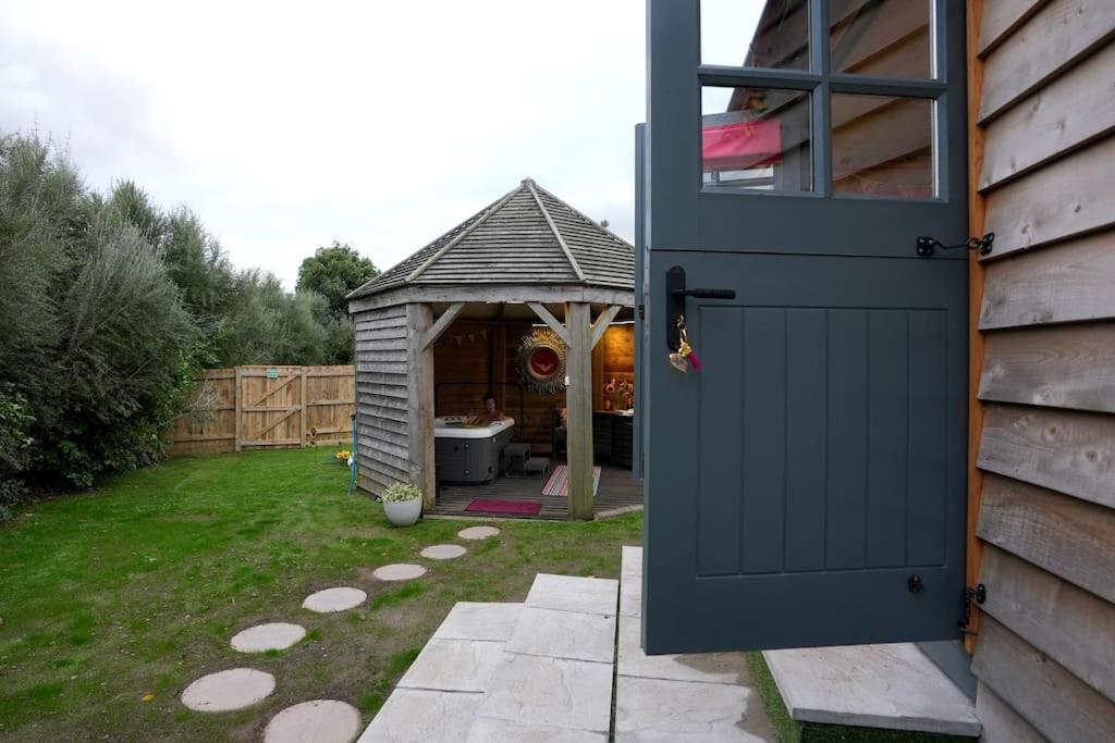Romantic Retreat - Luxury Shepherds Hut + Hot Tub! Camborne Ngoại thất bức ảnh