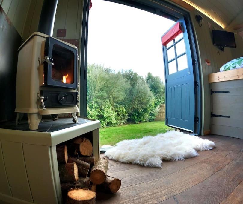 Romantic Retreat - Luxury Shepherds Hut + Hot Tub! Camborne Ngoại thất bức ảnh