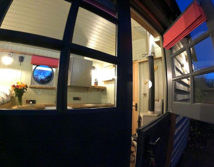 Romantic Retreat - Luxury Shepherds Hut + Hot Tub! Camborne Ngoại thất bức ảnh