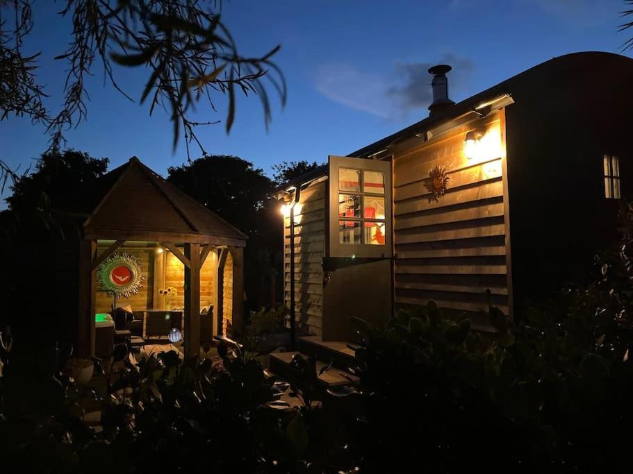 Romantic Retreat - Luxury Shepherds Hut + Hot Tub! Camborne Ngoại thất bức ảnh