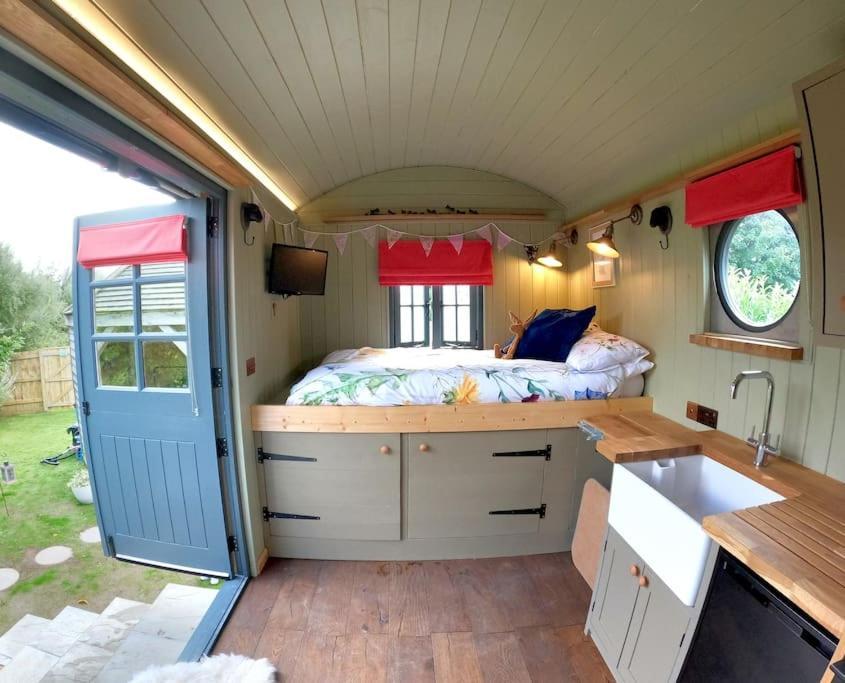 Romantic Retreat - Luxury Shepherds Hut + Hot Tub! Camborne Ngoại thất bức ảnh